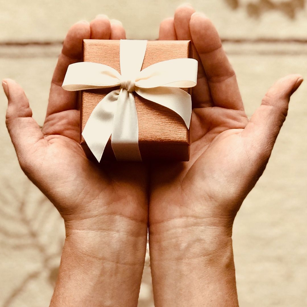Guide Eco Gifts for Business Gift Giving - hand holding a wrapped gift