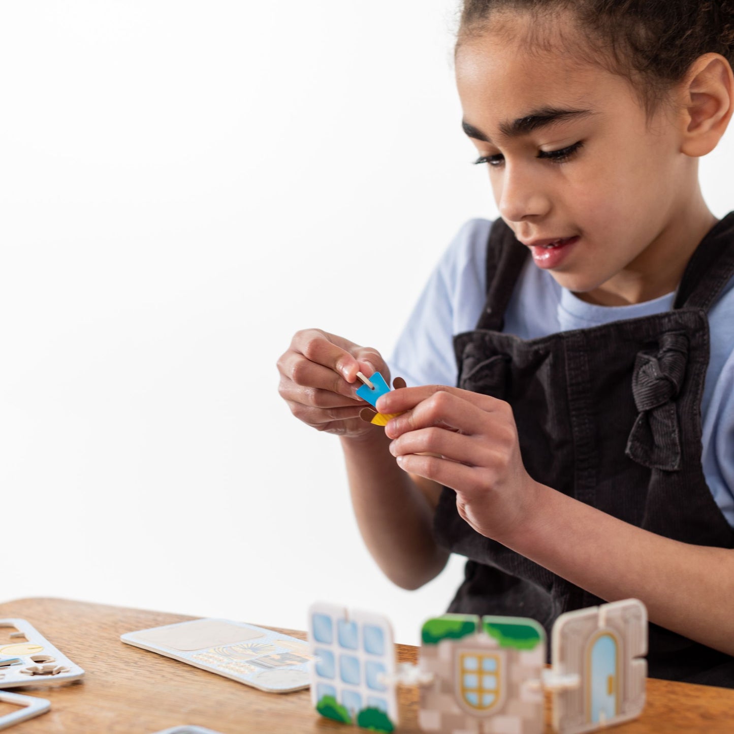 Build and Play Museum Mini Playset - child playing (2)
