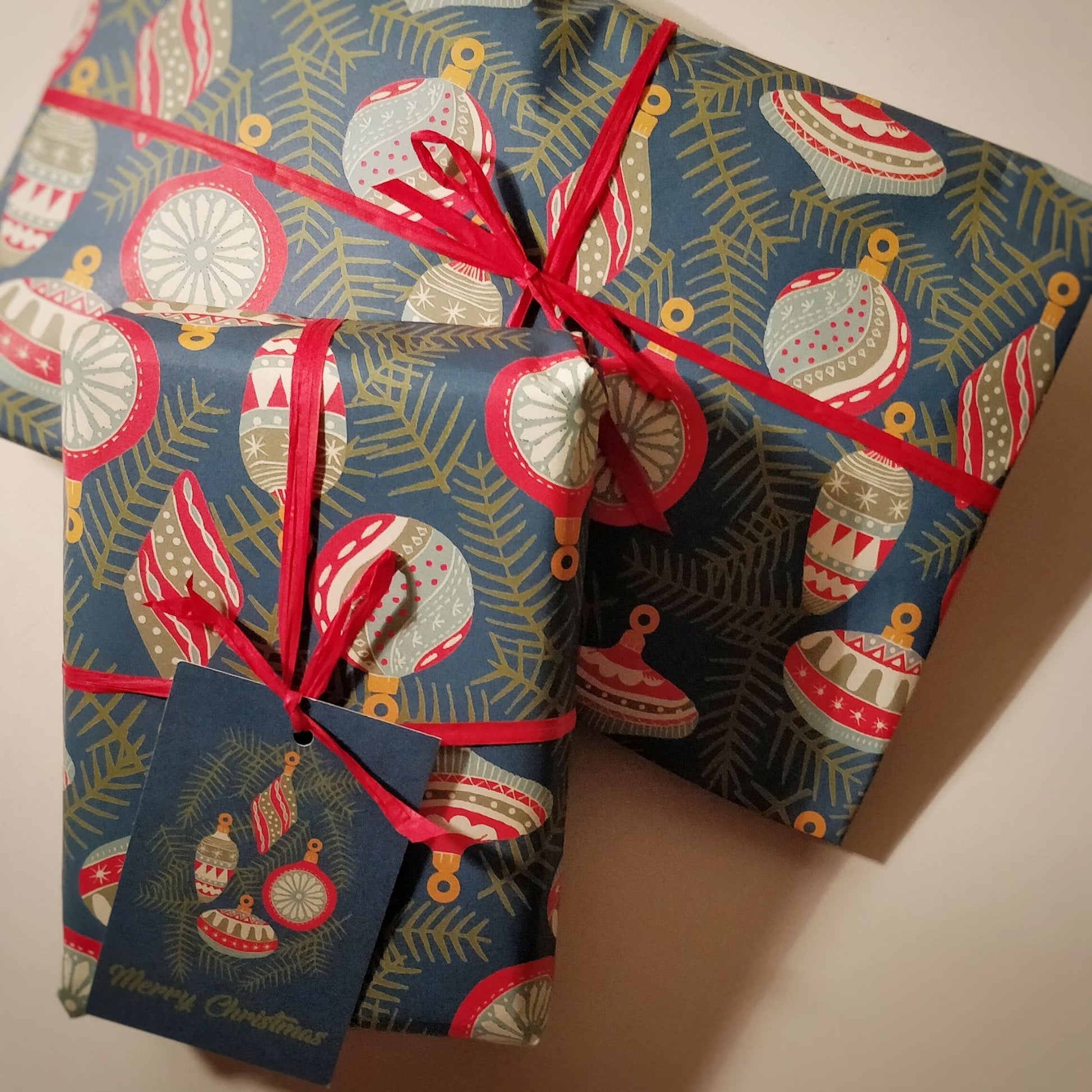 Hand Gift Wrap - Christmas Baubles